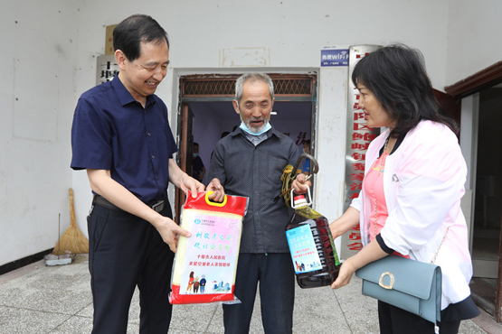 市人民医院包保干部赴黎家沟村扶贫掠影