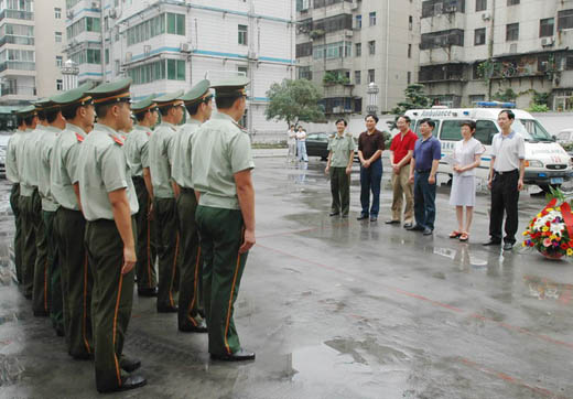 院领导慰问驻地官兵