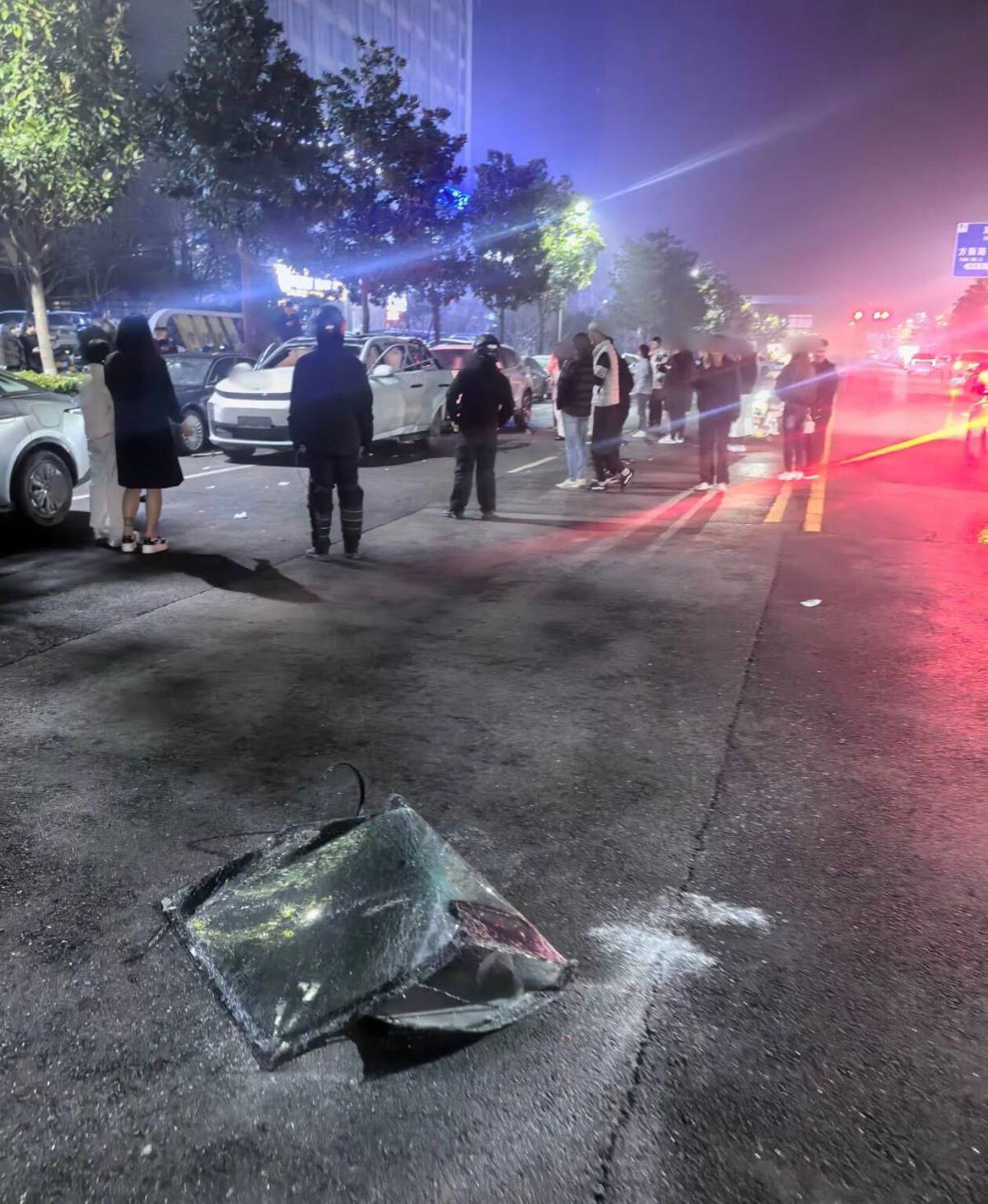 西安街头一新能源车凌晨突发爆响<strong></p>
<p>武汉市东漫科技有限公司收费</strong>,挡风玻璃震裂掉落,车企客服称车内有不安全物品,警方介入调查,网传部分信息与实际不符:武汉市东漫科技有限公司收费